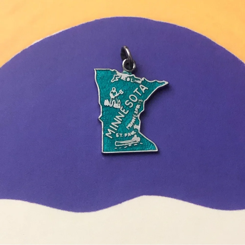 🦄 ⚡️💜 SALE Cute vintage sterling silver & green enamel Minnesota state pendant